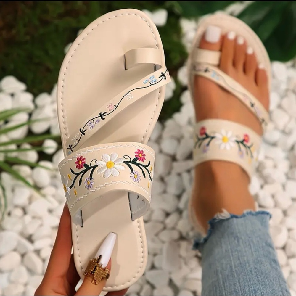 LAST DEAL!!! NWT Bonnie Boom Boho Floral Embroidered Flat Sandals